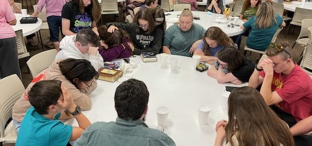 Students from Tate Springs Baptist Church praying