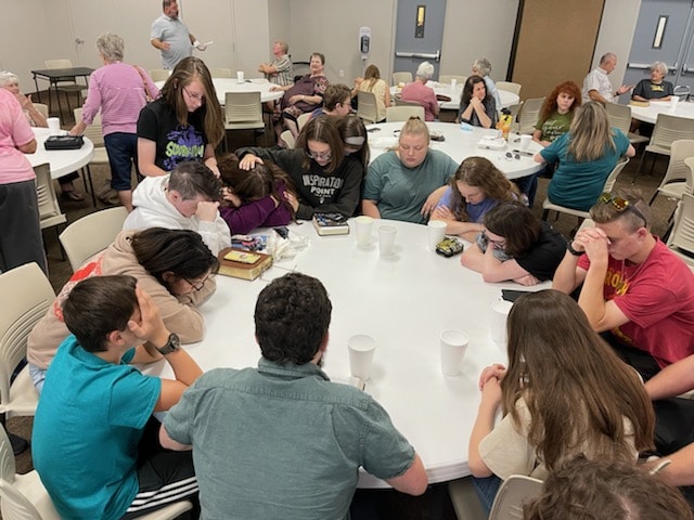 Students from Tate Springs Baptist Church praying