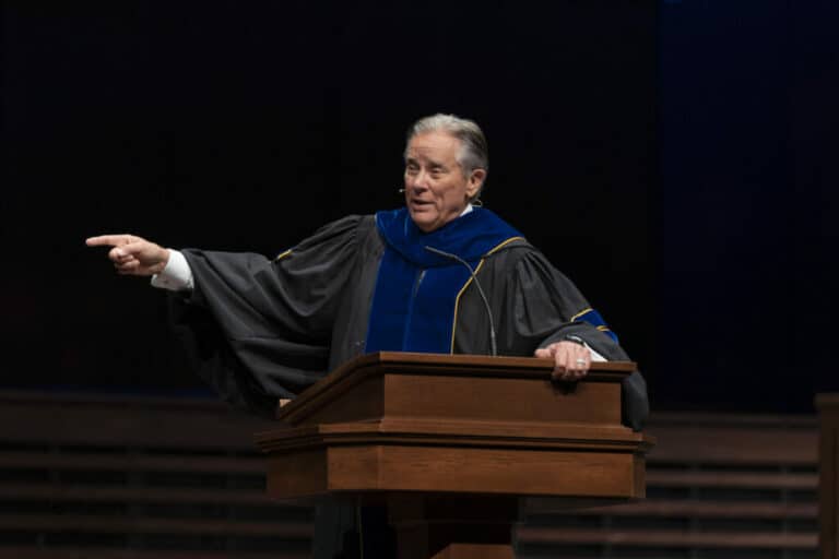 Hawkins desafía a los graduados de SWBTS a 'temer al Señor'