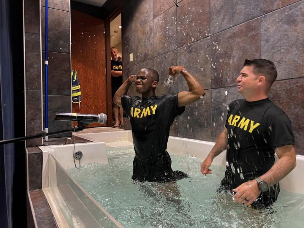 Más de 150 soldados estadounidenses bautizados durante entrenamiento básico en Missouri